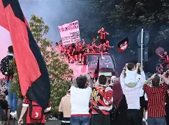 莱比锡重伤倒地，AC米兰全队围拢祈祷，场面感人